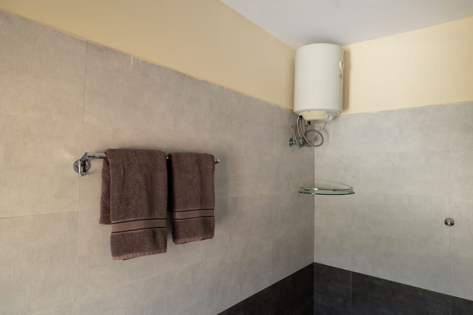 Deluxe Room, 1 Double Bed | Bathroom | Shower, slippers, towels