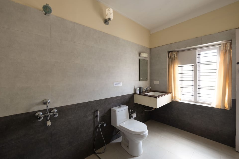 Deluxe Room, 1 Double Bed | Bathroom | Shower, slippers, towels