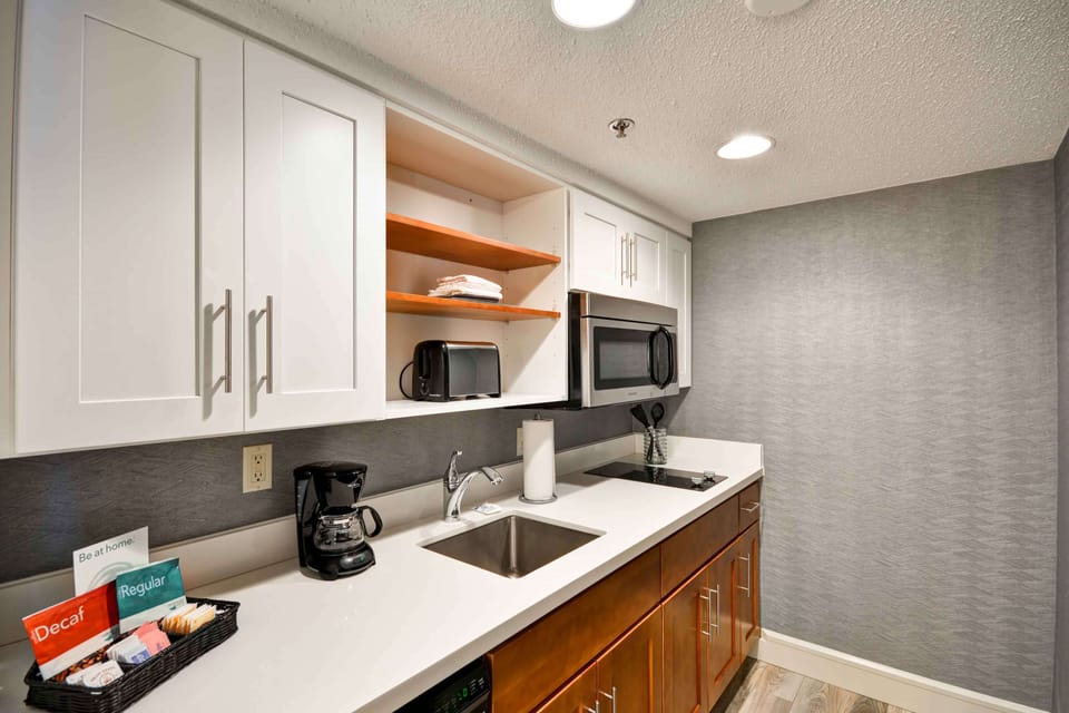 Full-size fridge, microwave, stovetop, dishwasher