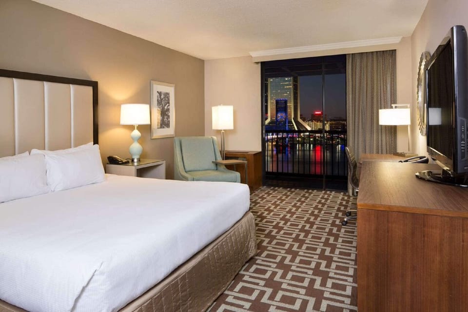 Premium bedding, in-room safe, blackout drapes, iron/ironing board