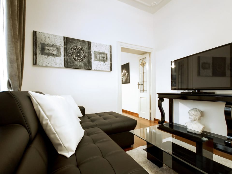 Apartment (3 Bedrooms) | Living room | TV