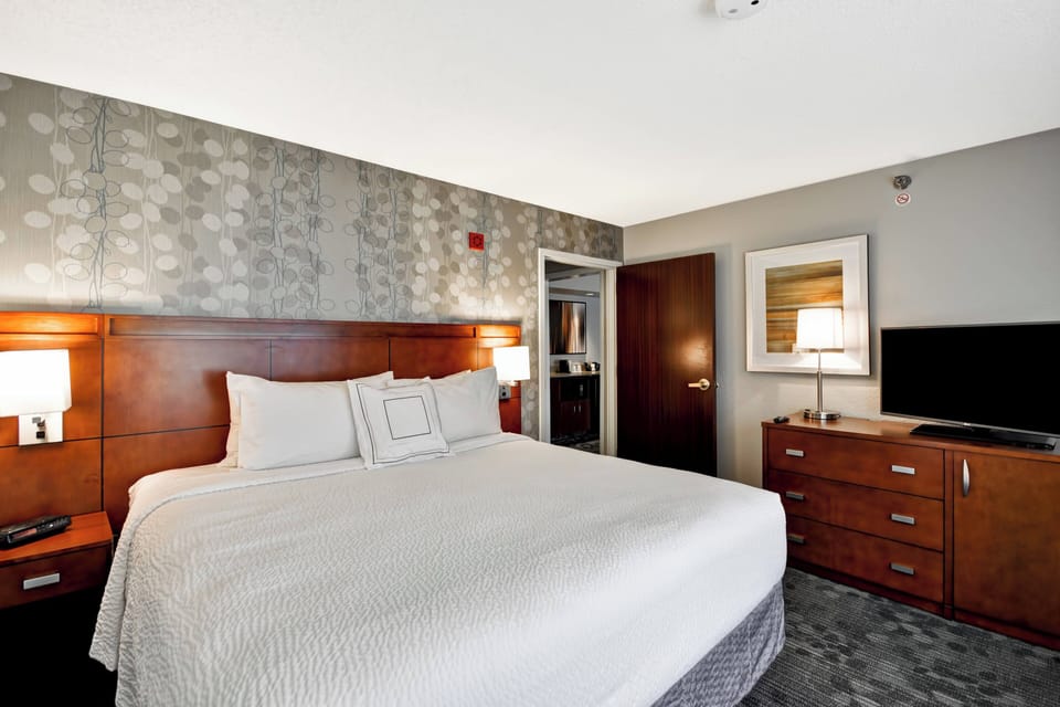 Executive Suite, 1 Bedroom, Corner | Desk, blackout drapes, iron/ironing board, free cribs/infant beds
