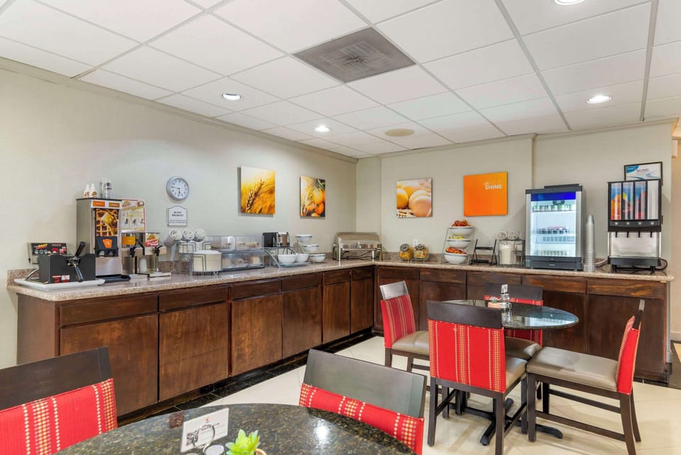 Free buffet breakfast on weekdays