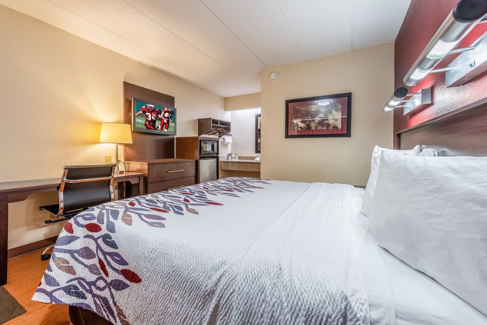 Deluxe Room, 1 King Bed (Smoke Free) | In-room safe, desk, blackout drapes, free cribs/infant beds