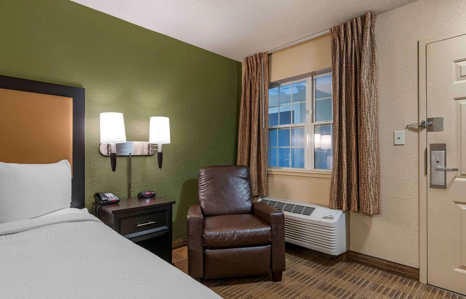 Desk, laptop workspace, iron/ironing board, free WiFi
