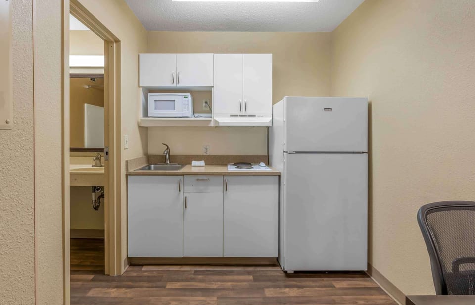 Studio, 2 Double Beds, Non Smoking | Private kitchen | Fridge, microwave, stovetop, cookware/dishes/utensils