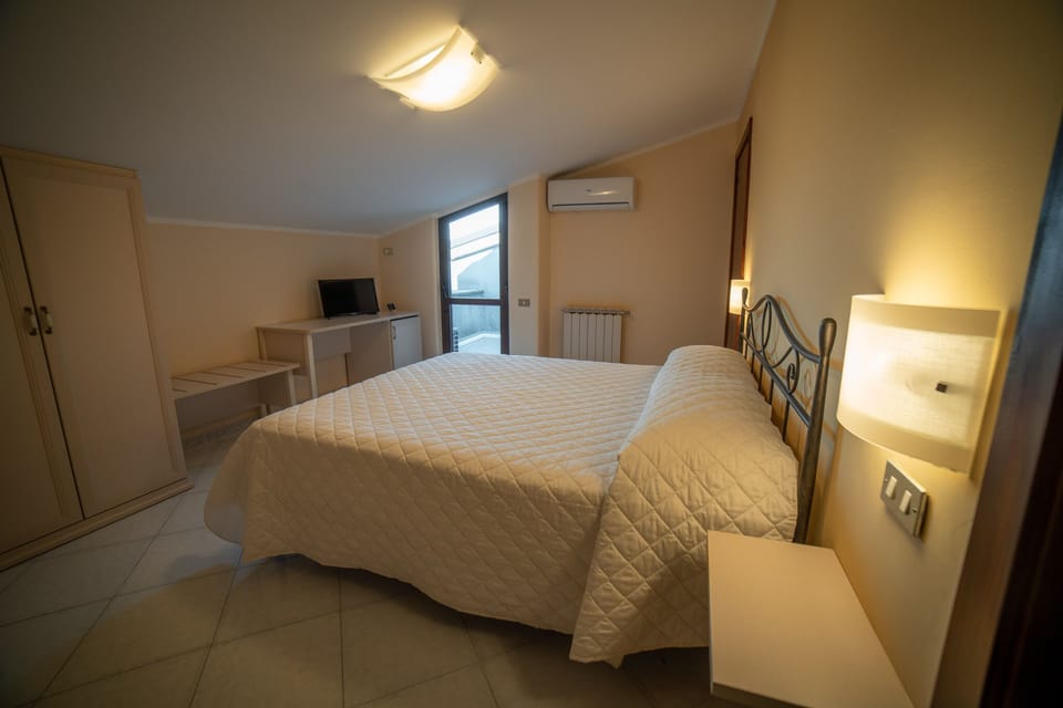 Comfort Double Room, Terrace | Minibar, desk, free WiFi, bed sheets