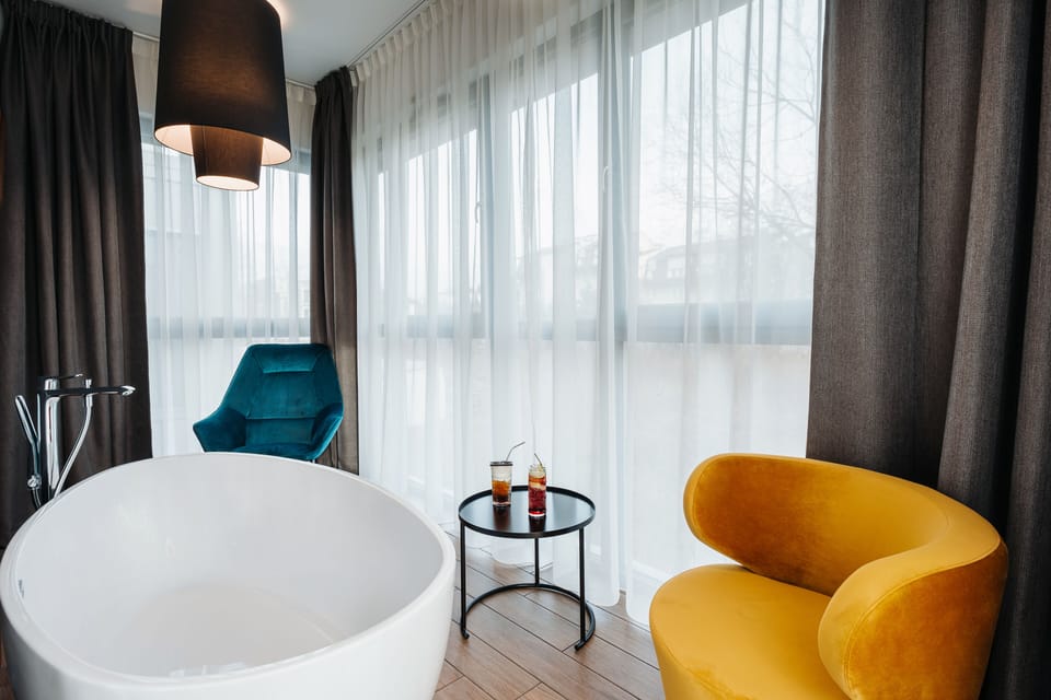Junior Studio Suite, 1 Bedroom | Minibar, in-room safe, desk, blackout drapes