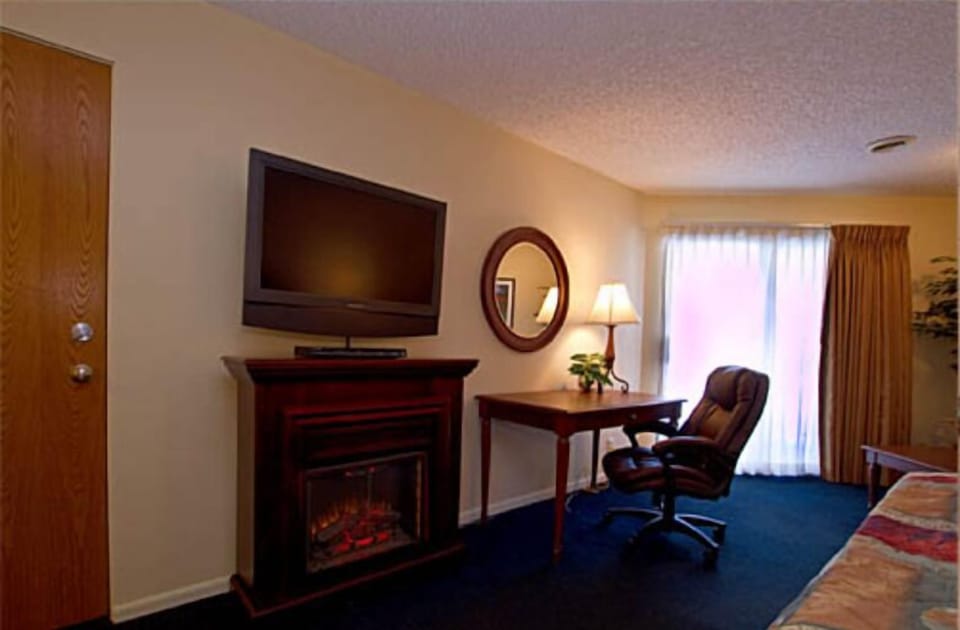 Suite, Hot Tub | Television