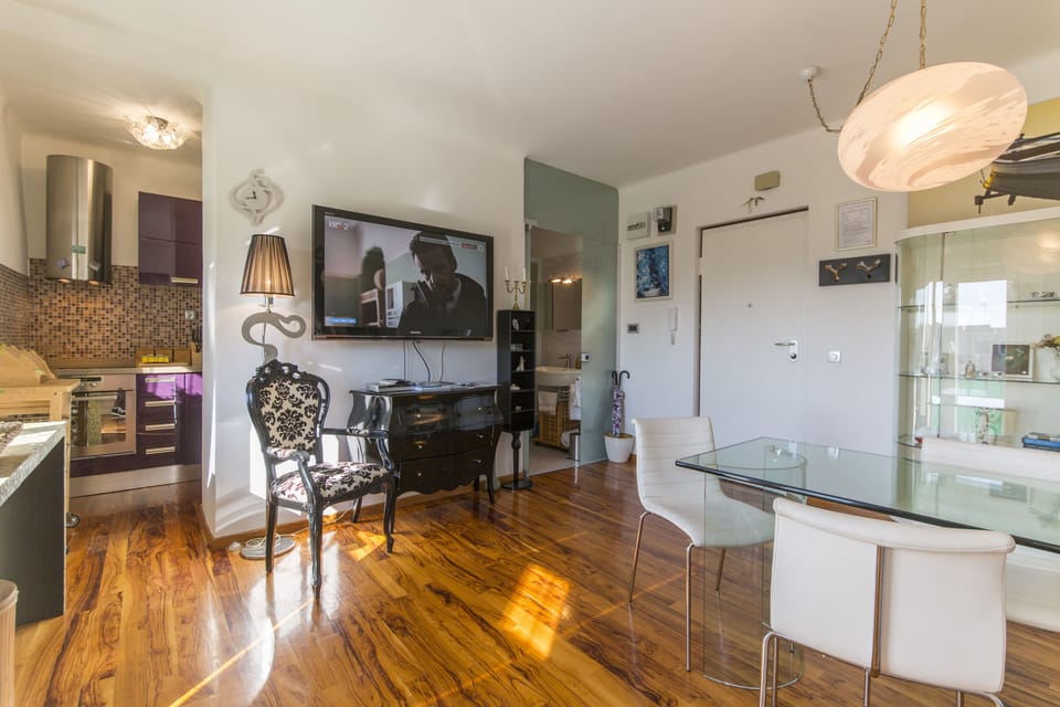 Apartment | Living room | Flat-screen TV