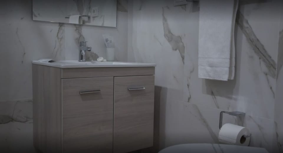Shower, rainfall showerhead, free toiletries, hair dryer