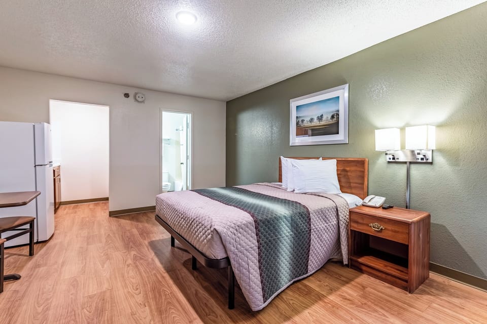 Standard Studio, 1 Queen Bed, Non Smoking | WiFi (free), bed sheets