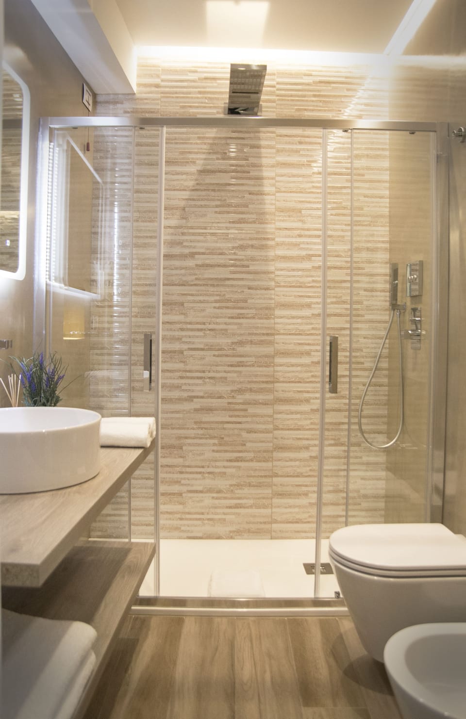 Deluxe Triple Room | Bathroom | Shower, free toiletries, hair dryer, bidet