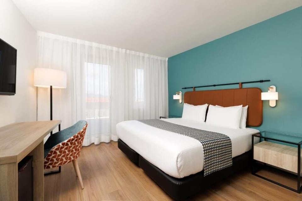 Hypo-allergenic bedding, minibar, in-room safe, desk