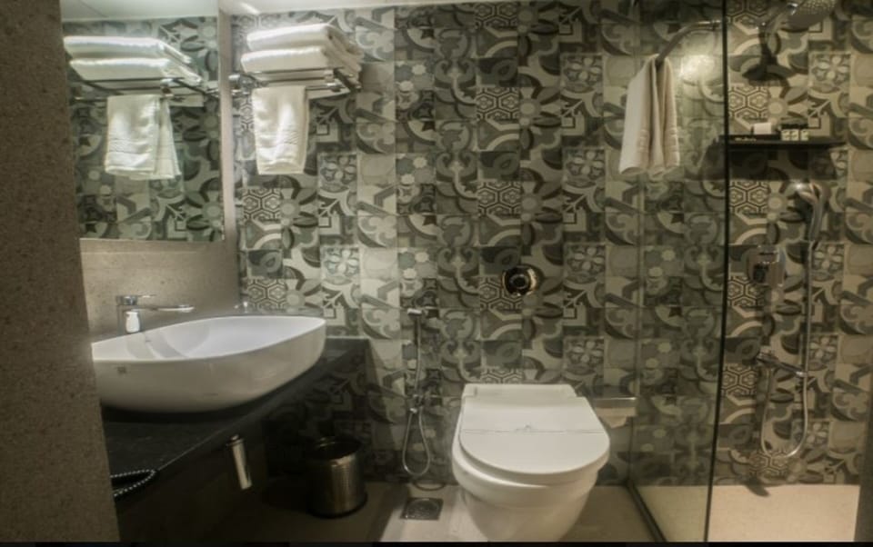 Deluxe Double Room | Bathroom | Shower, rainfall showerhead, slippers, towels