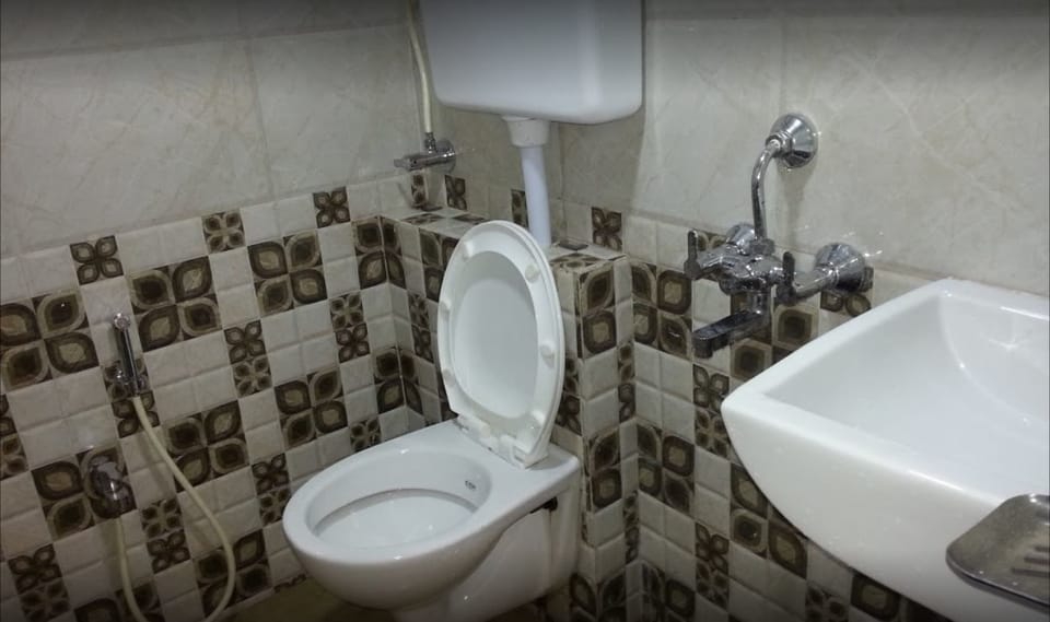 Standard Room | Bathroom | Shower, towels