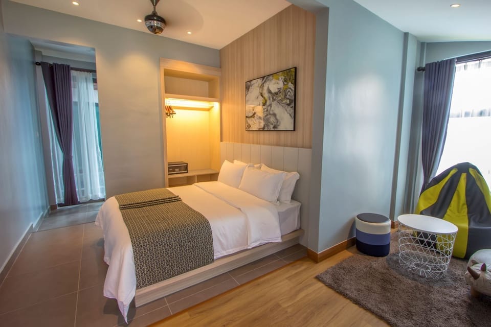 Paddy Deluxe Room | In-room safe, desk, blackout drapes, soundproofing