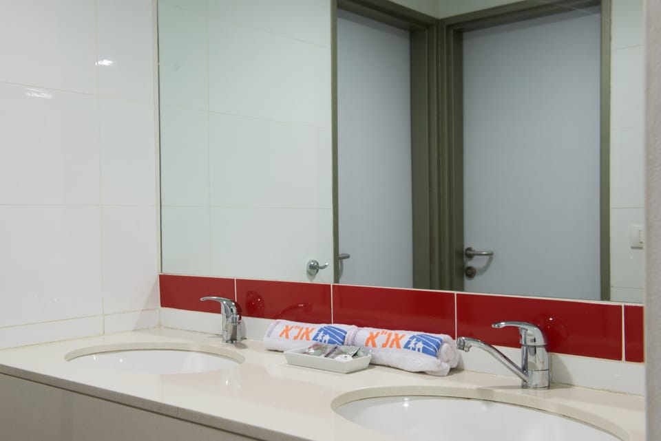 Standard Room | Bathroom sink