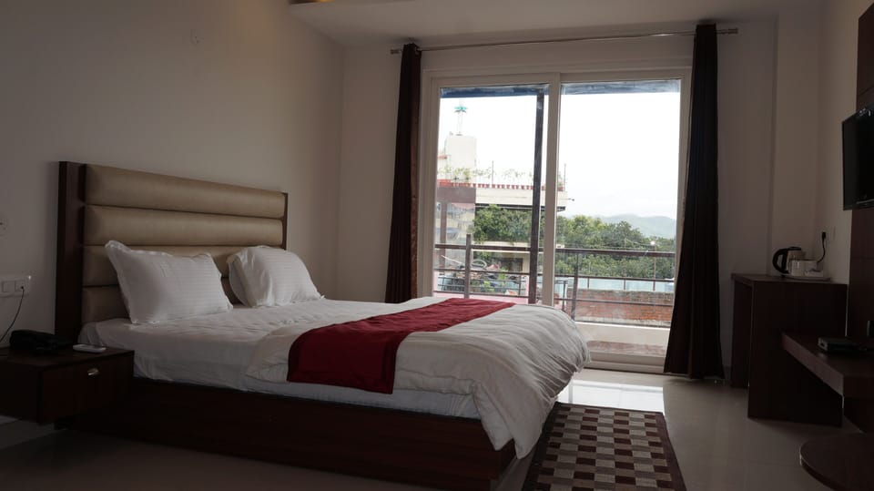 Premium Room | Premium bedding, individually decorated, individually furnished, desk