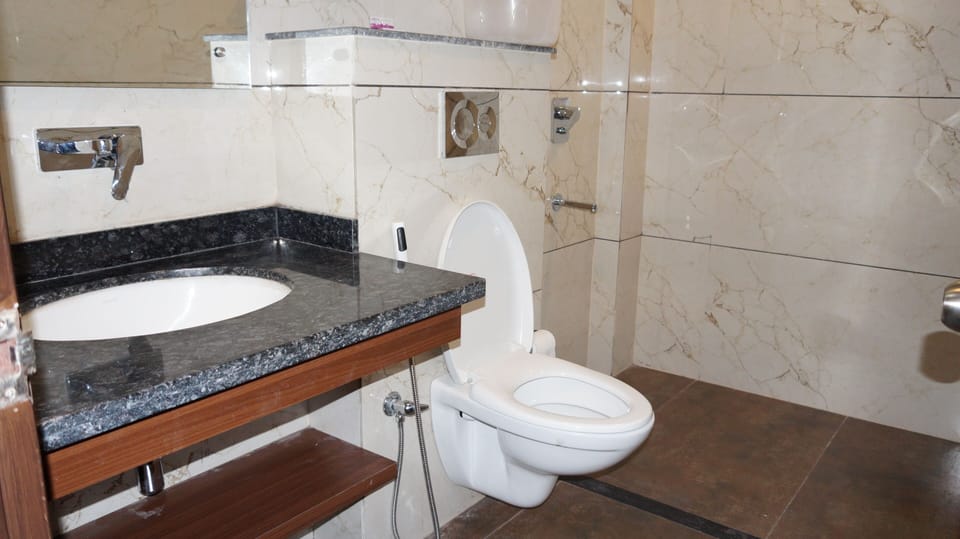 Shower, rainfall showerhead, free toiletries, towels