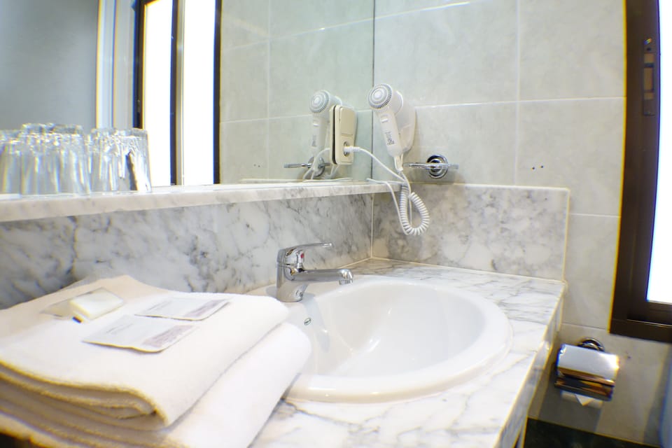 Bathtub, towels