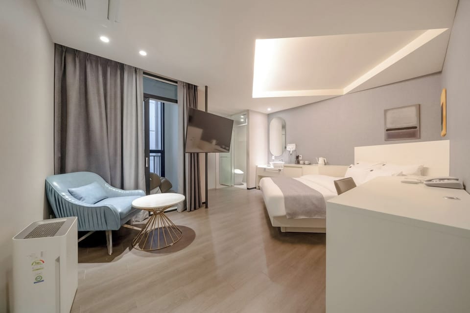 Suite | Free minibar, desk, laptop workspace, blackout drapes