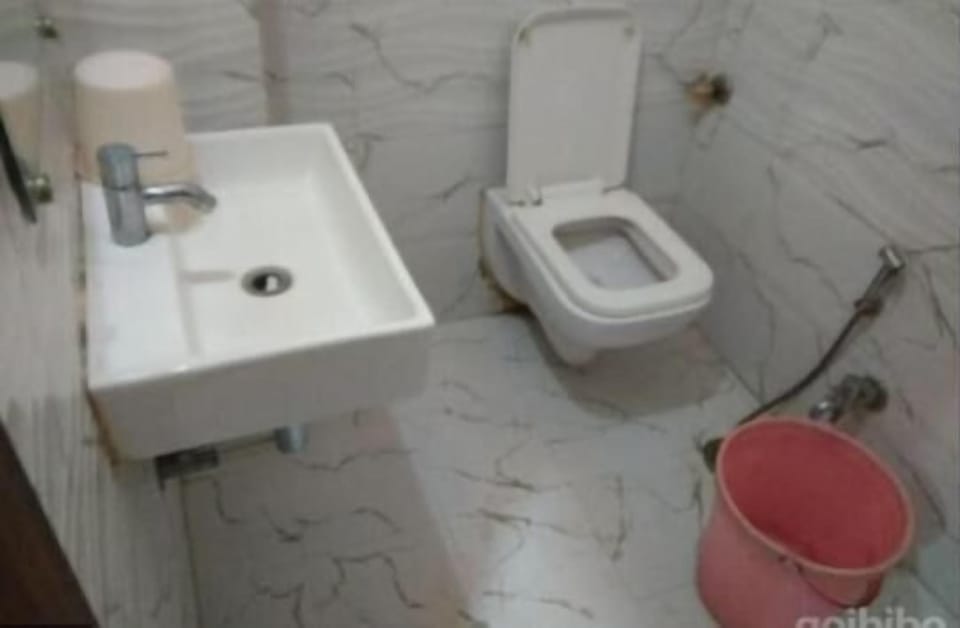 Shower, free toiletries, towels