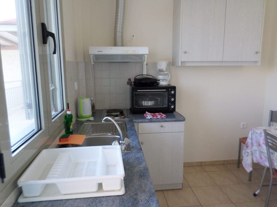 Fridge, oven, stovetop, coffee/tea maker
