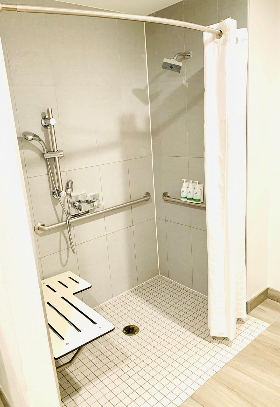 Room, 1 King Bed | Bathroom | Shower, eco-friendly toiletries, hair dryer, towels