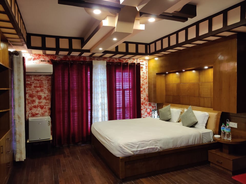 Luxury Room | Premium bedding, memory foam beds, minibar, blackout drapes