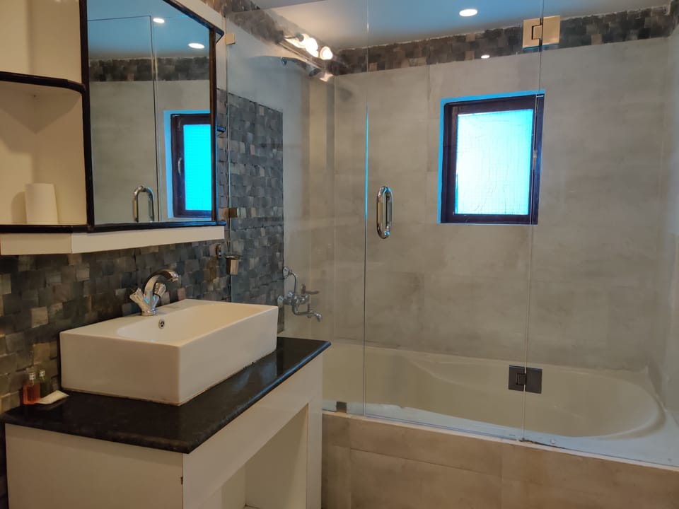 Presidential Room | Bathroom | Hair dryer, slippers, towels, soap