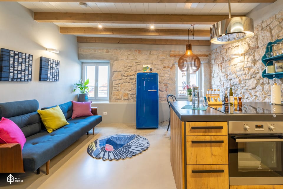 Apartment, 1 Bedroom, Sea View (Room 3, Second Floor) | Living room | 31-inch flat-screen TV with cable channels, TV, Netflix