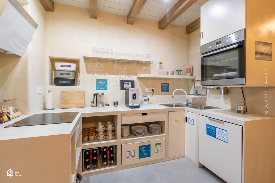 Full-size fridge, oven, stovetop, dishwasher