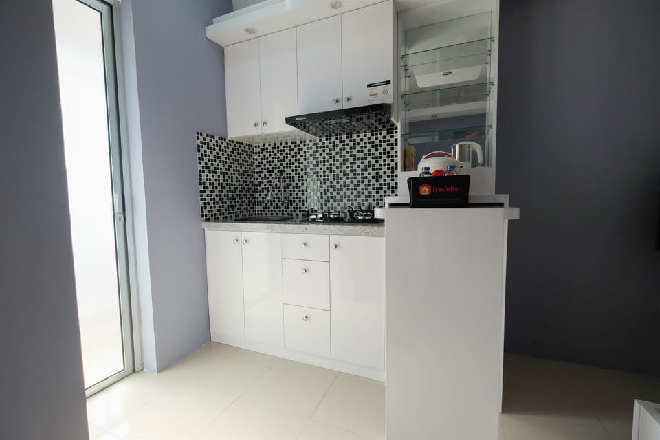 Studio | Private kitchenette | Fridge, stovetop, cookware/dishes/utensils