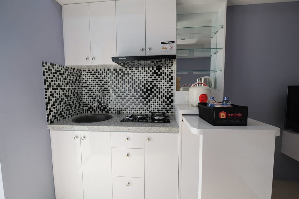 Studio | Private kitchenette | Fridge, stovetop, cookware/dishes/utensils