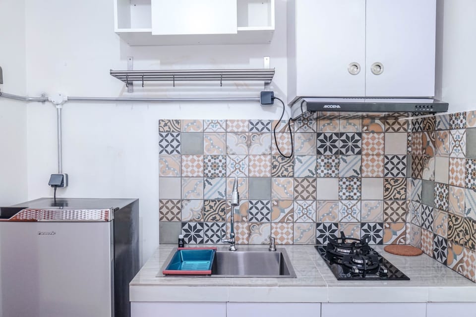 Studio | Private kitchenette | Fridge, stovetop, cookware/dishes/utensils