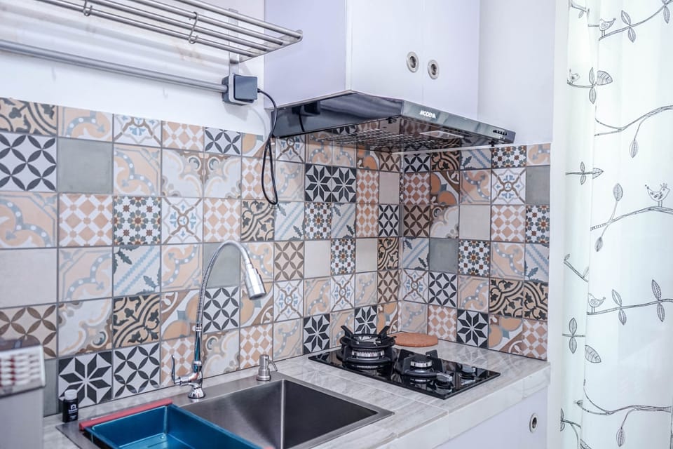 Studio | Private kitchenette | Fridge, stovetop, cookware/dishes/utensils
