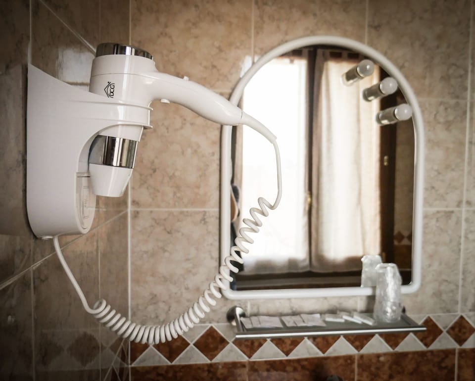 Classic Triple Room | Bathroom amenities | Shower, rainfall showerhead, free toiletries, hair dryer