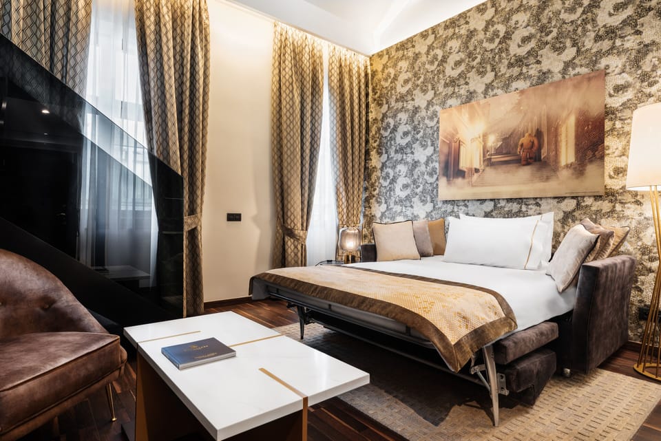 Deluxe Duplex | Minibar, in-room safe, individually decorated, individually furnished