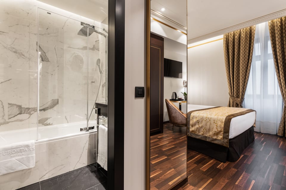 Minibar, in-room safe, individually decorated, individually furnished