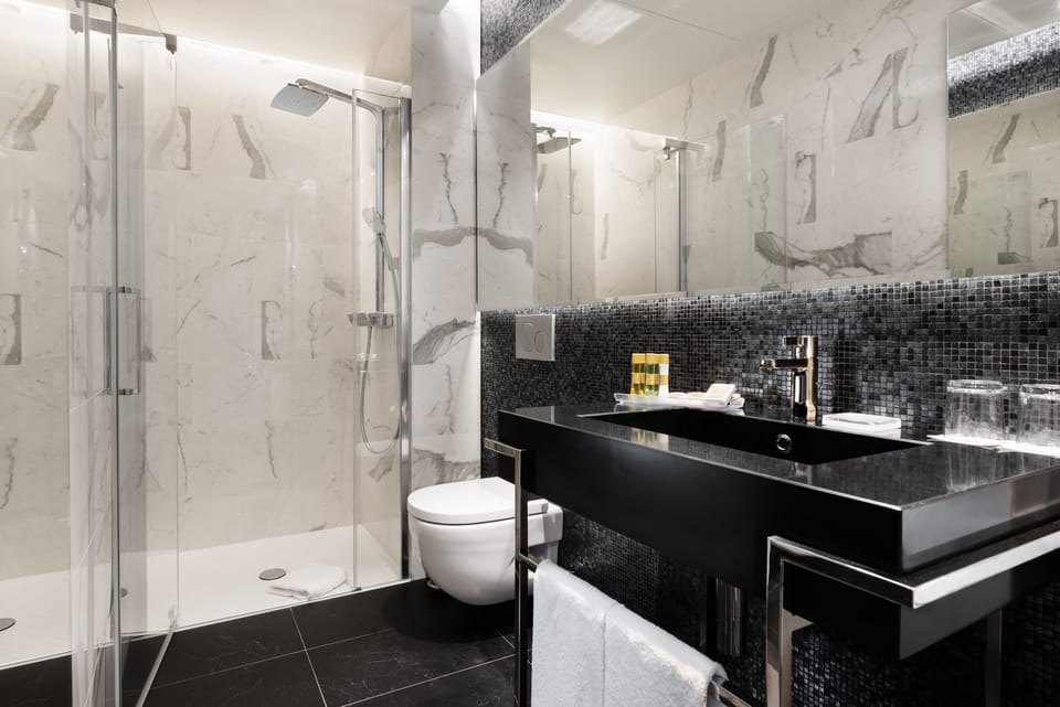 Deluxe Duplex | Bathroom | Eco-friendly toiletries, slippers, towels
