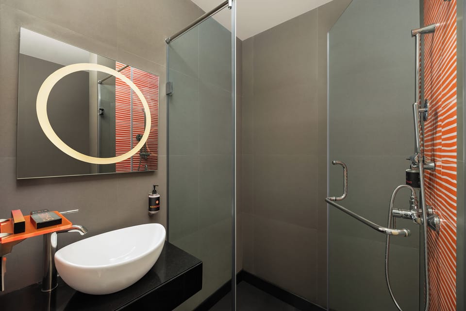 Luxe Queen Room | Bathroom | Shower, rainfall showerhead, towels