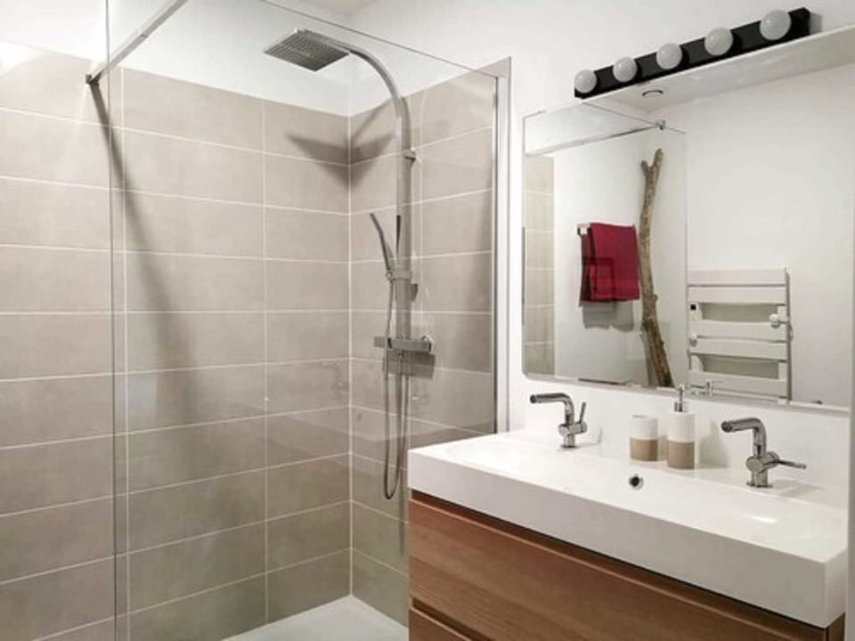 Double or Twin Room (Capucine) | Bathroom | Shower, hair dryer, towels, soap