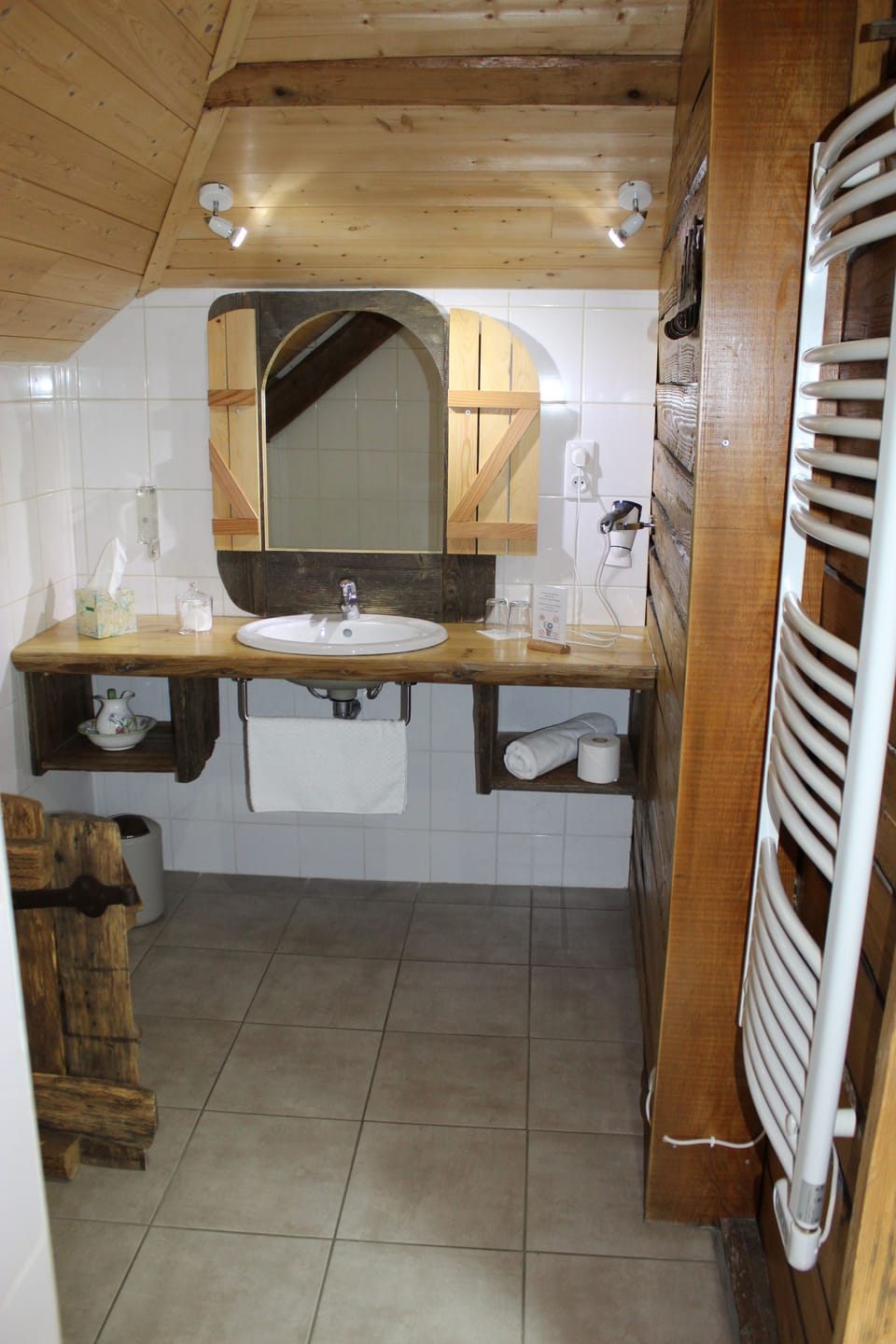 Classic Quadruple Room | Bathroom | Shower, free toiletries, hair dryer, towels