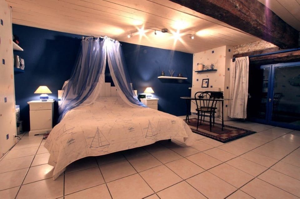 Double Room | Premium bedding, memory foam beds, laptop workspace, free WiFi