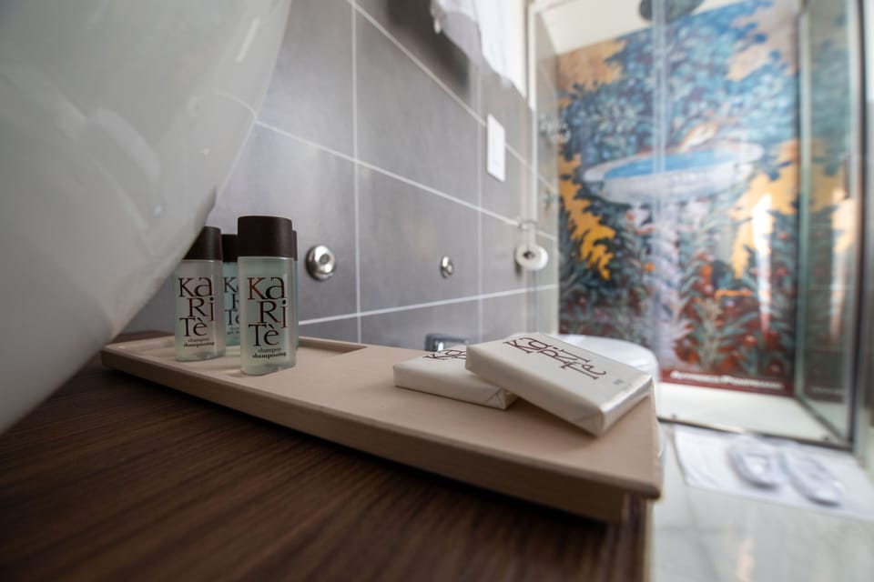 Quadruple Room (Pompei) | Bathroom | Shower, rainfall showerhead, free toiletries, hair dryer