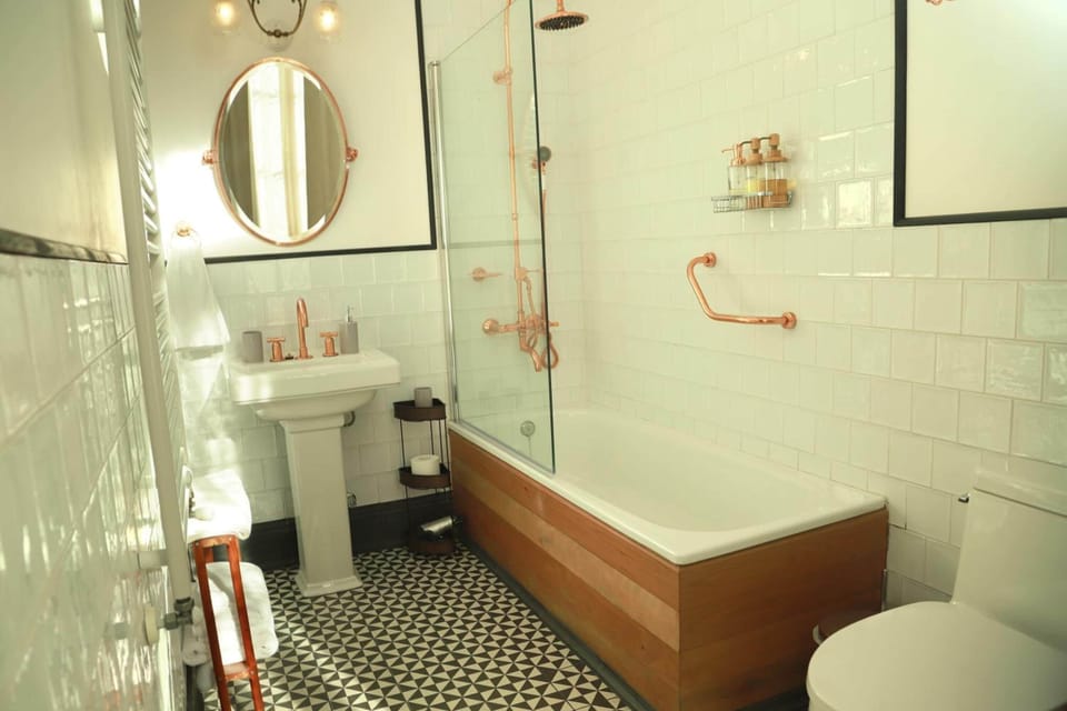 Combined shower/tub, deep soaking tub, hair dryer, towels