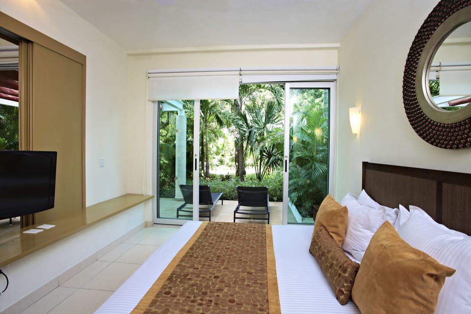 Free minibar, in-room safe, desk, blackout drapes