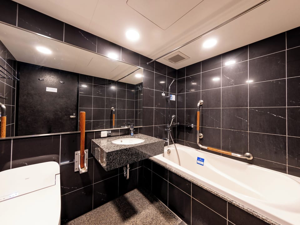 Deluxe Twin Room, Non Smoking | Bathroom | Combined shower/tub, deep soaking tub, free toiletries, hair dryer