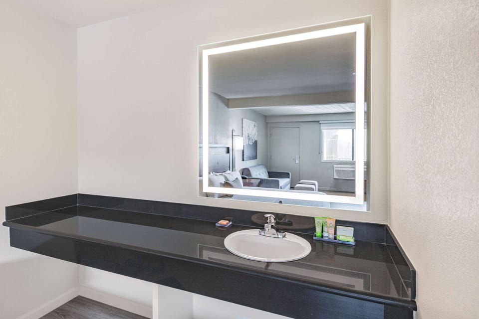 Deluxe Room, 1 King Bed with Sofa bed, Non Smoking | Bathroom | Eco-friendly toiletries, hair dryer, towels